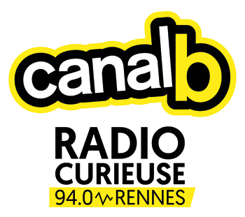 logo canal b : écrit en minuscule en blanc et jaune flashy sur fond noir et contour jaune. sous-titre : Radio Curieuse. 94.0 puis un dessin représentant une onde, puis Rennes.