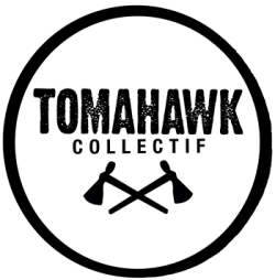 sur fond blanc, dans un cercle noir, l'inscription Tomahawk en noir tacheté de blanc et lettres capitales, avec en dessous le mot Collectif en plus petit. Et le dessin de deux tomahawks qui s'entrecroisent, c'est-à-dire deux haches à manche droit utilisées par les Nord-Amérindiens.