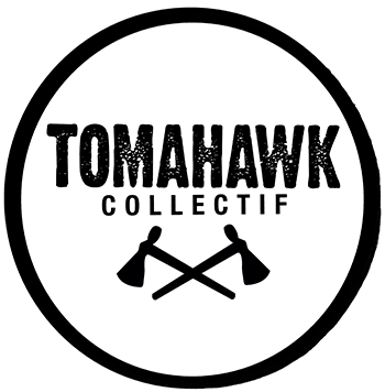 sur fond blanc, dans un cercle noir, l'inscription Tomahawk en noir tacheté de blanc et lettres capitales, avec en dessous le mot Collectif en plus petit. Et le dessin de deux tomahawks qui s'entrecroisent, c'est-à-dire deux haches à manche droit utilisées par les Nord-Amérindiens.