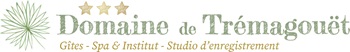 Logo du Domaine de Tremagouët précisant les activités du lieu : Gîte, Spa et institut, studio d'enregistrement. Au-dessus du nom du lieu, 3 étoiles, et sur la gauche de l'image, une sorte de fleur.