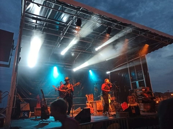 Concert des Harisson Swing, un groupe de 5 membres sur une scène éclairée.